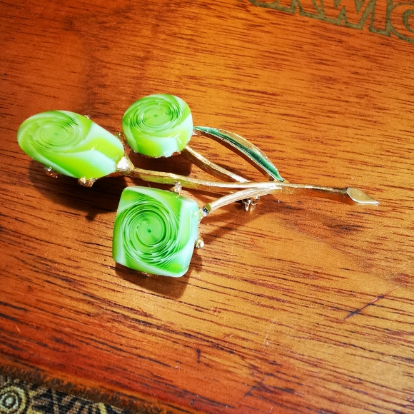Gold Tone and Green Swirl Acrylic Floral Brooch - Picture 11 of 13